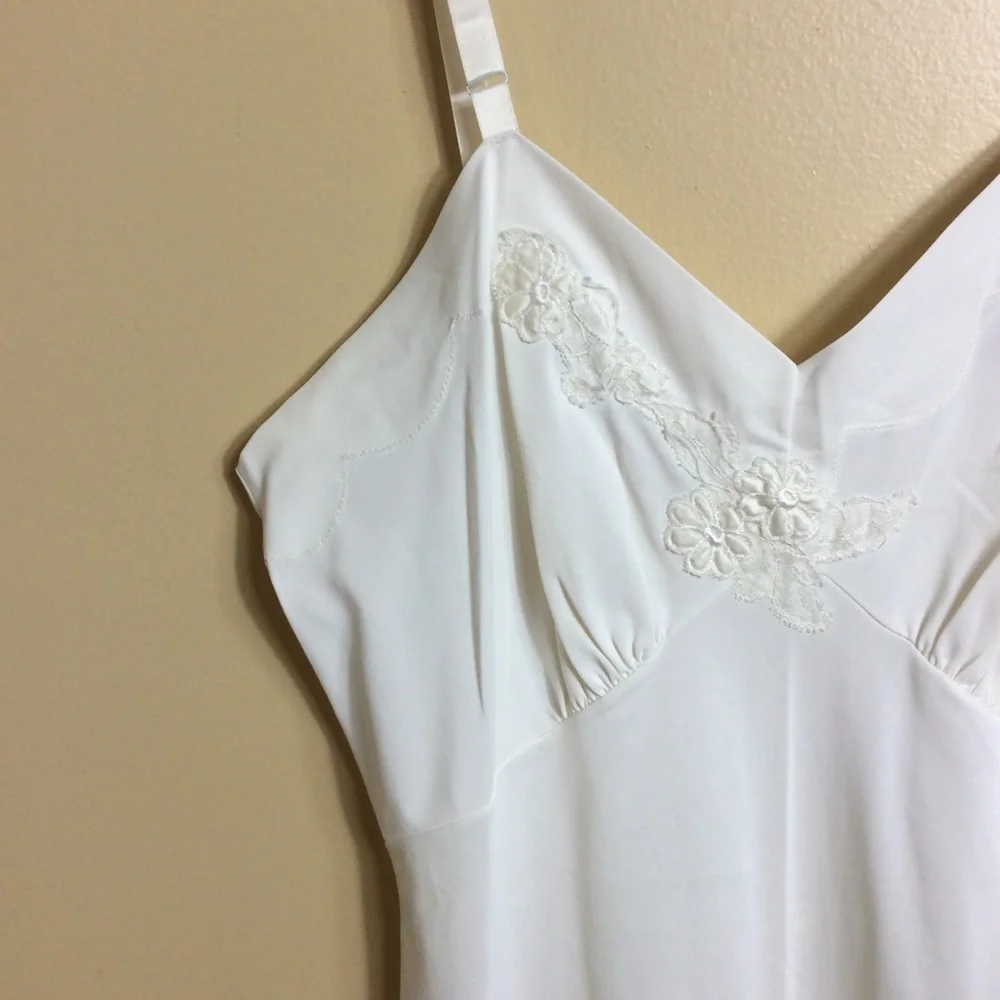 Vintage shadowline cream slip. 36. Medium embroidered floral - Picture 3 of 8